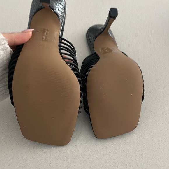 Black Steve Madden Heel (size 6) - Picture 2 of 5